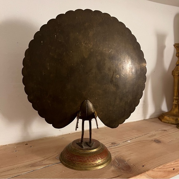 Early 20th Century Anglo-Indian Polychrome Etched Brass Peacock Figurine - Picture 4 of 8